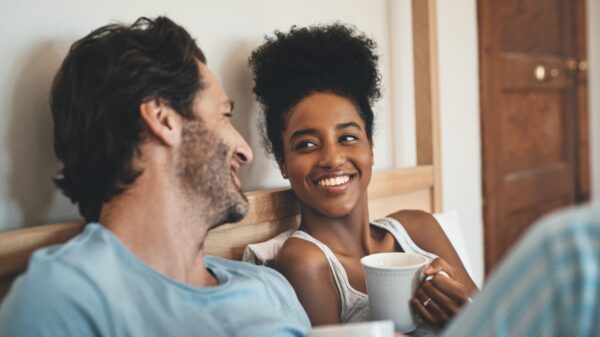 um homem e uma mulher se olhando de forma apaixonada