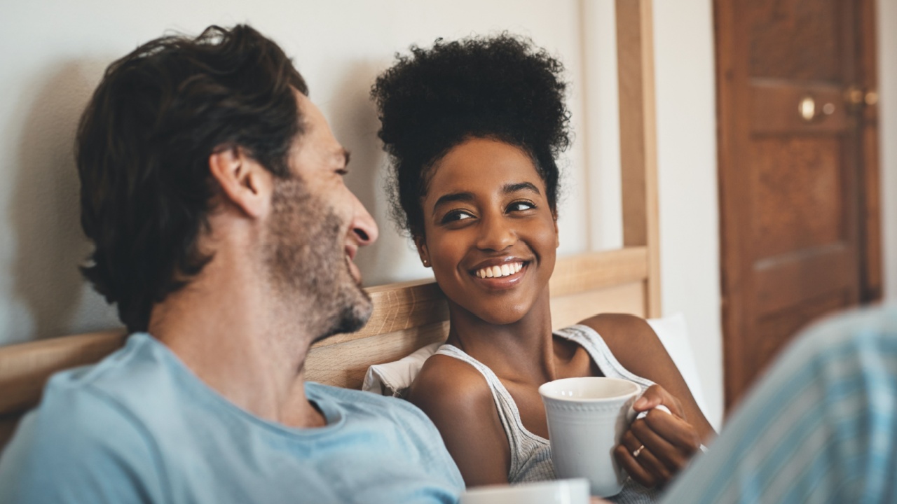 um homem e uma mulher se olhando de forma apaixonada