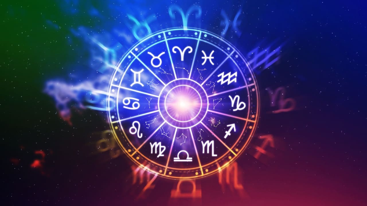 Roda astrológica com os 12 signos do zodíaco.