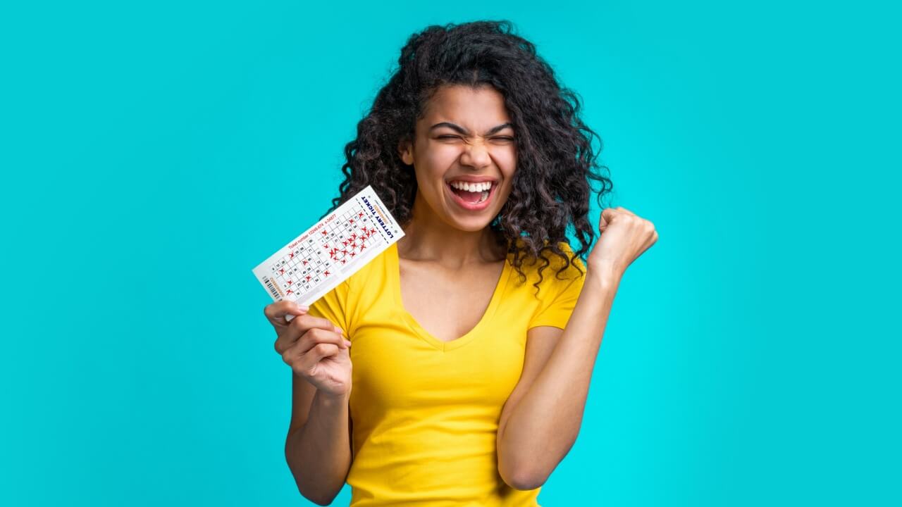 mulher feliz com bilhete de loteria na mão