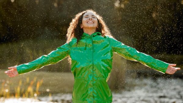 mulher feliz na chuva