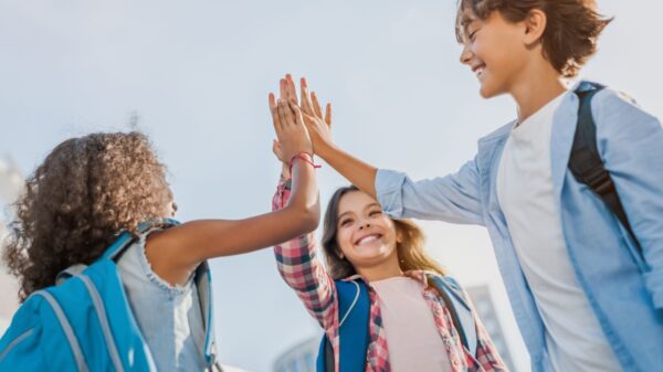 crianças dando as mãos