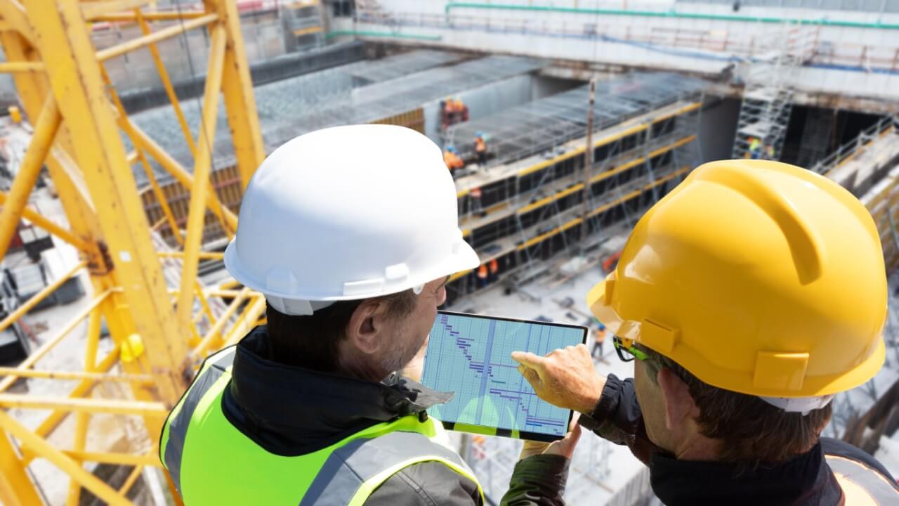 dois homens trabalhando em uma construção