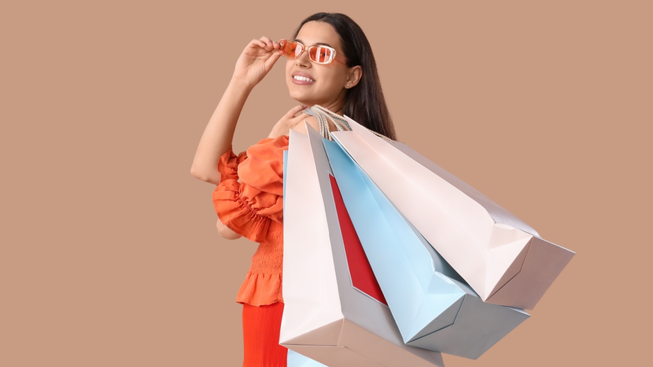 mulher segurando sacolas de compras em um fundo marrom