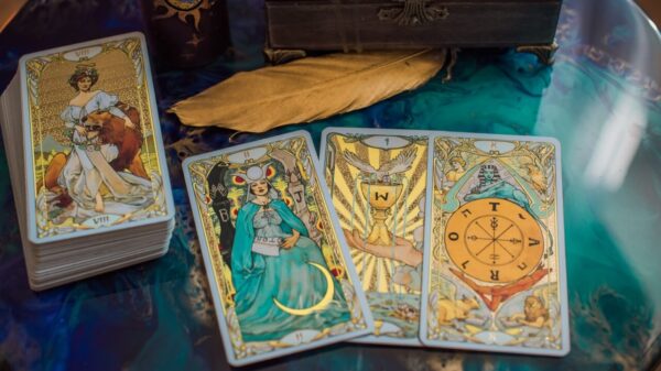 imagem de cartas de tarot ao lado de uma folha amarela