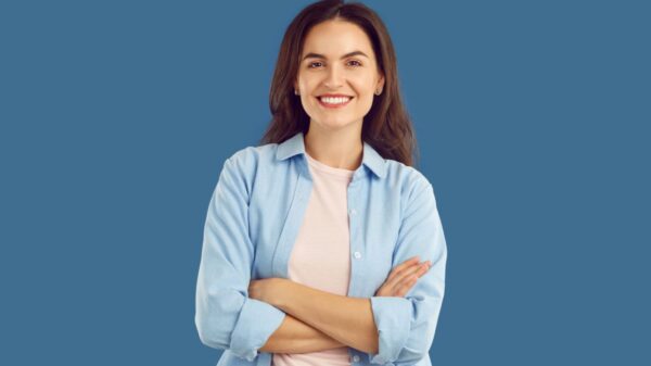 mulher sorrindo em fundo azul escuro