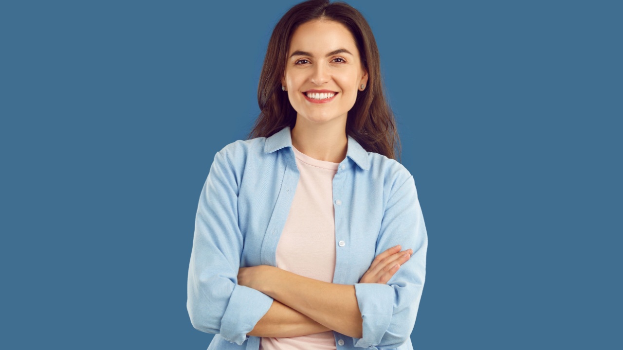 mulher sorrindo em fundo azul escuro