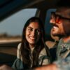 casal sorrindo dentro de um carro