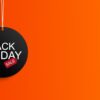 fundo laranja com um adesivo redondo preto no canto esquerdo escrito black friday em branco