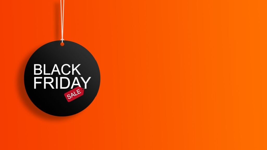 fundo laranja com um adesivo redondo preto no canto esquerdo escrito black friday em branco