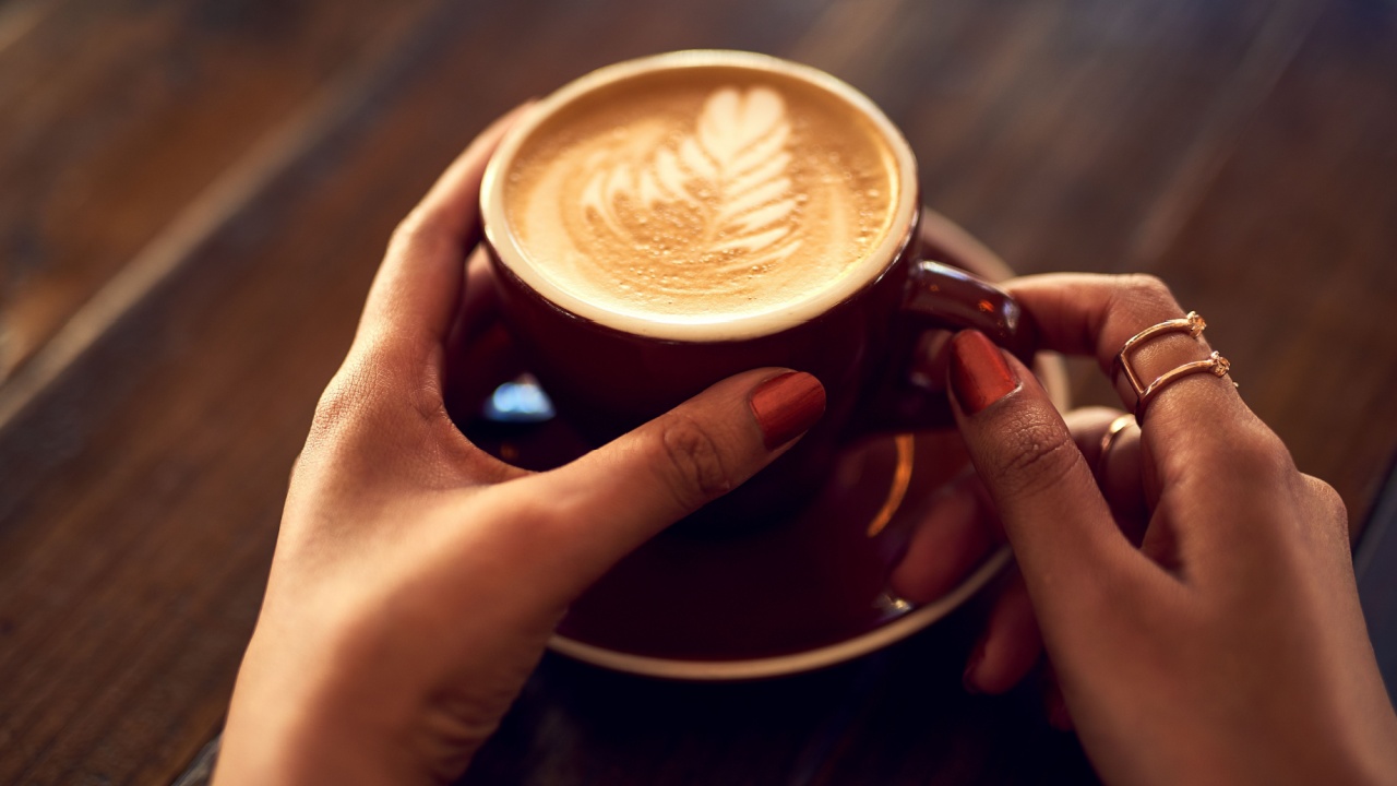 fotografia de uma xícara com café e desenho