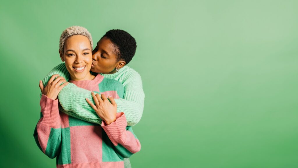 casal se abraçando em um fundo verde