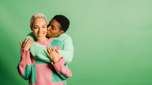 casal se abraçando em um fundo verde