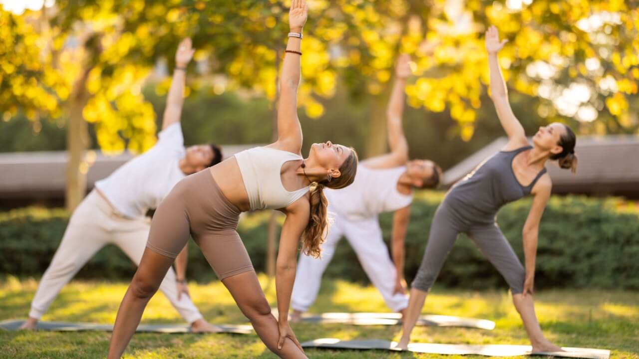 fotografia de um grupo de yoga treinando ao ar livre