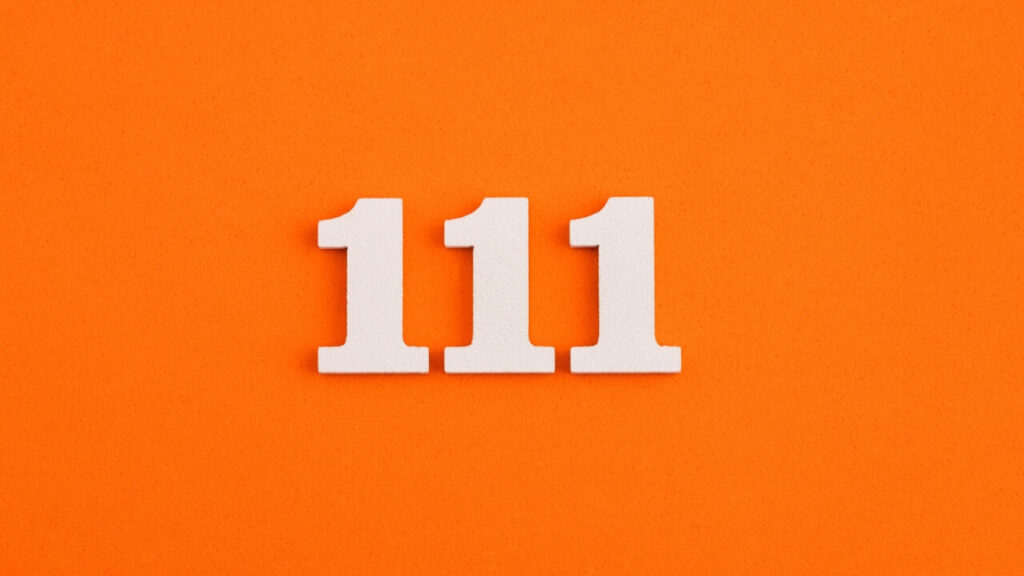 números 111 em branco em um fundo laranja