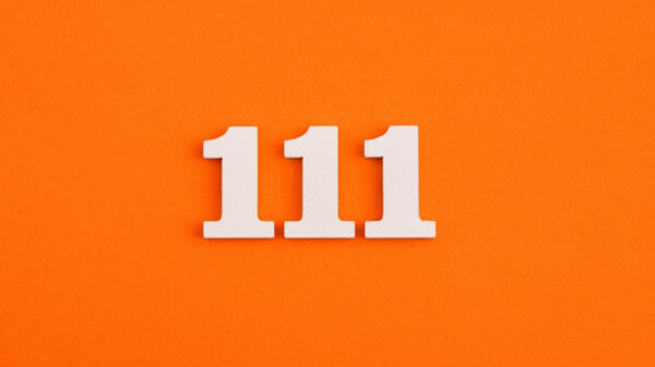 números 111 em branco em um fundo laranja