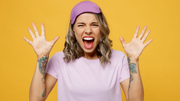 mulher com expressão facial de assustada em fundo amarelo