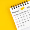 Calendário de dezembro de 2024 em um fundo amarelo.