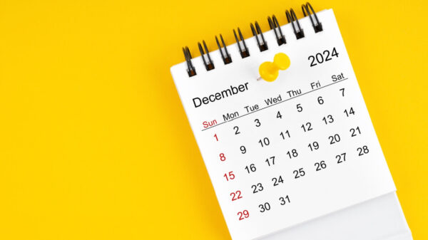 Calendário de dezembro de 2024 em um fundo amarelo.