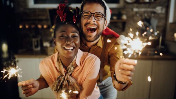 casal jovem com roupas natalinas e festejando