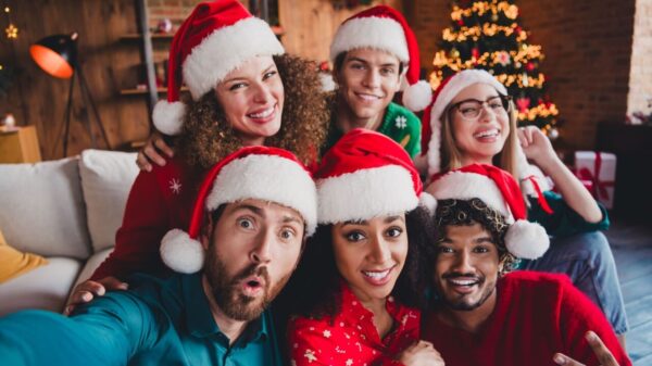 imagem de seis amigos fazendo selfie natalina