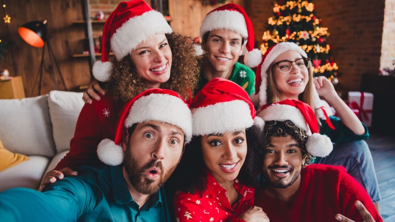 imagem de seis amigos fazendo selfie natalina