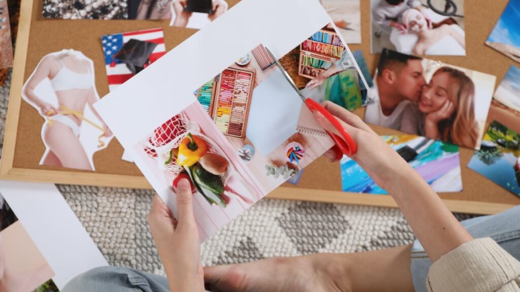 mulher fazendo recorte de revistas para montar um vision board