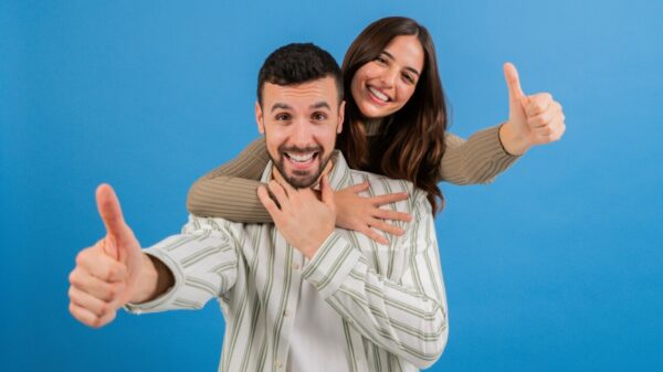 casal abraçados e felizes em fundo azul