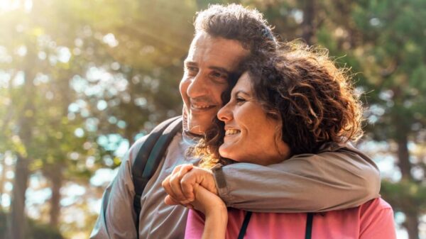 casal abraçados ao ar livre