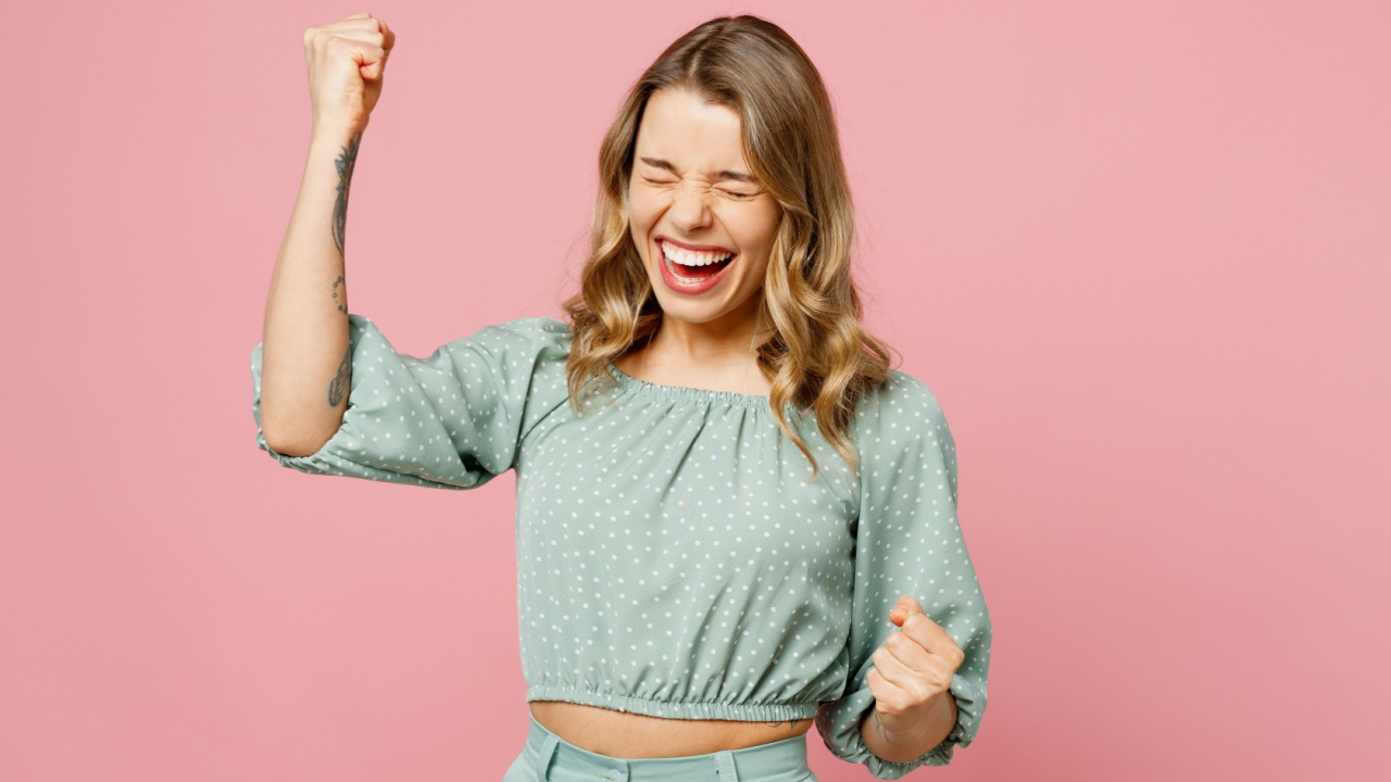 mulher feliz em fundo rosa