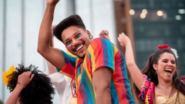 homem com roupas coloridas comemorando o carnaval de rua